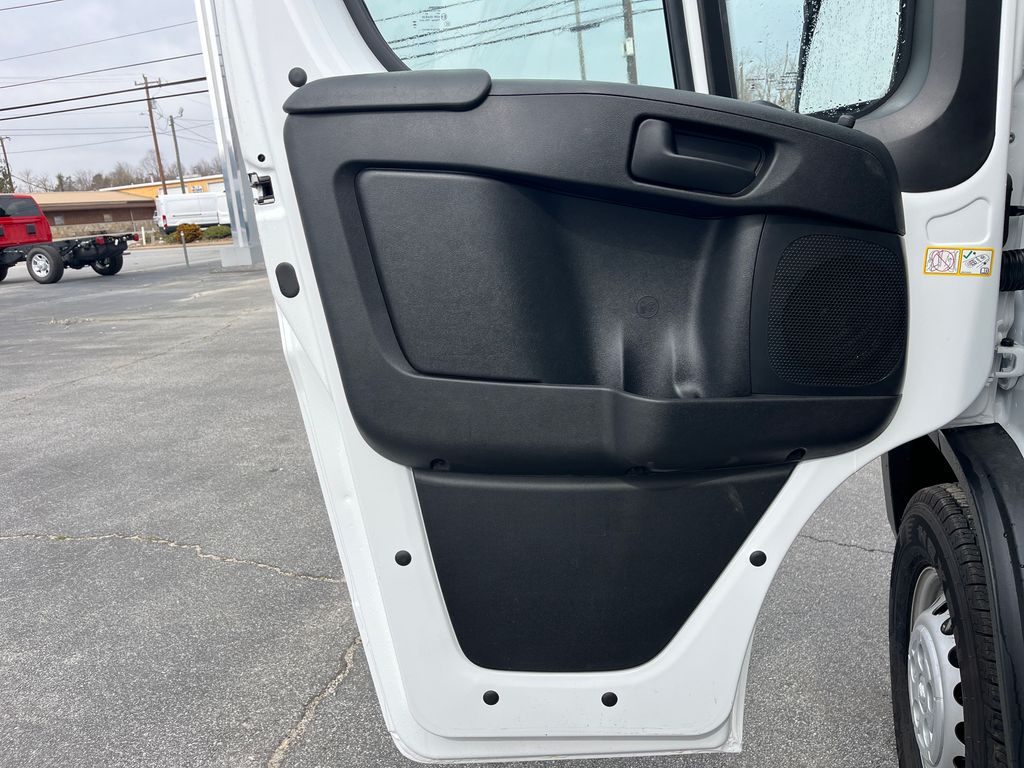 Vehicle image 21 of 35
