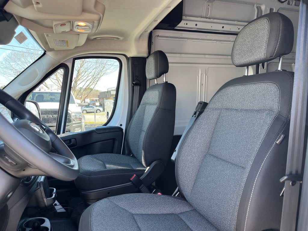 Vehicle image 11 of 40