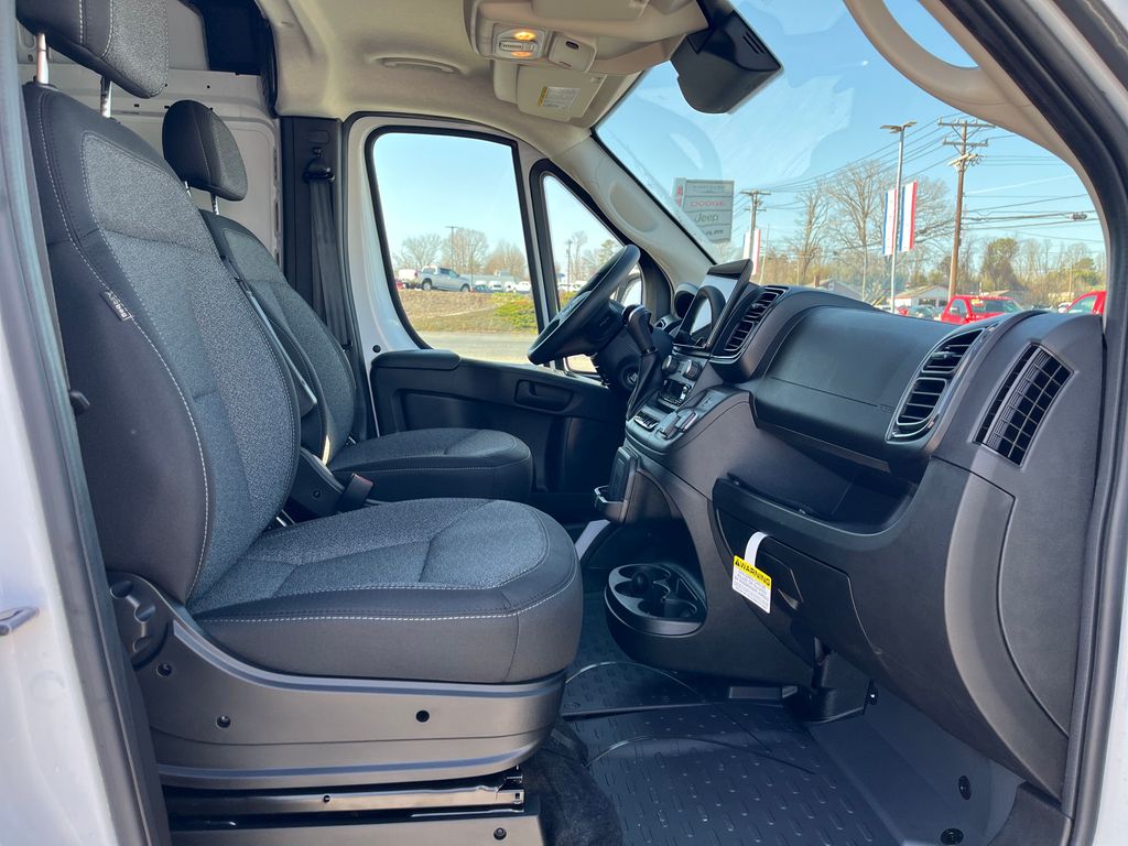 Vehicle image 16 of 40