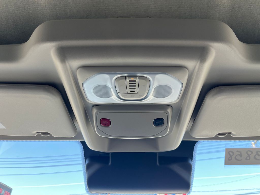 Vehicle image 35 of 40