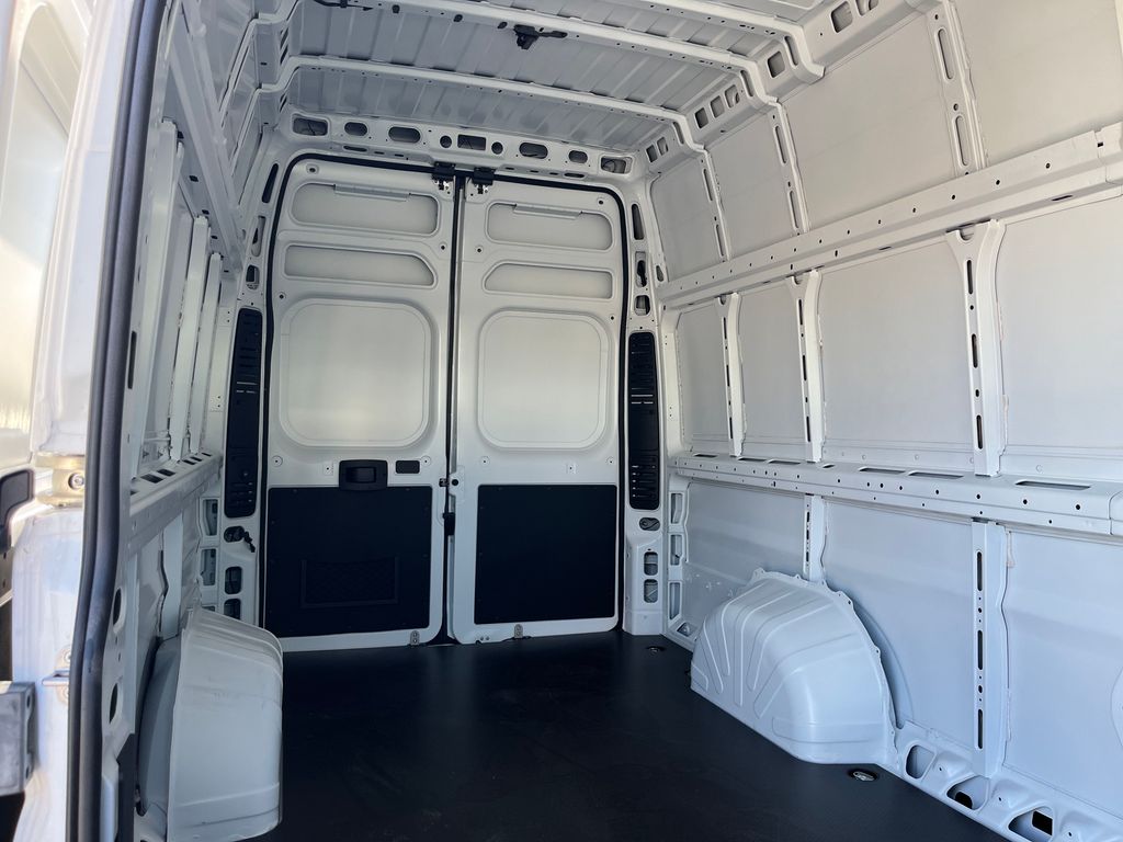 Vehicle image 17 of 40