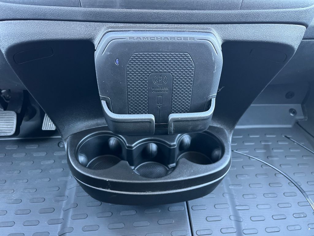 Vehicle image 33 of 40