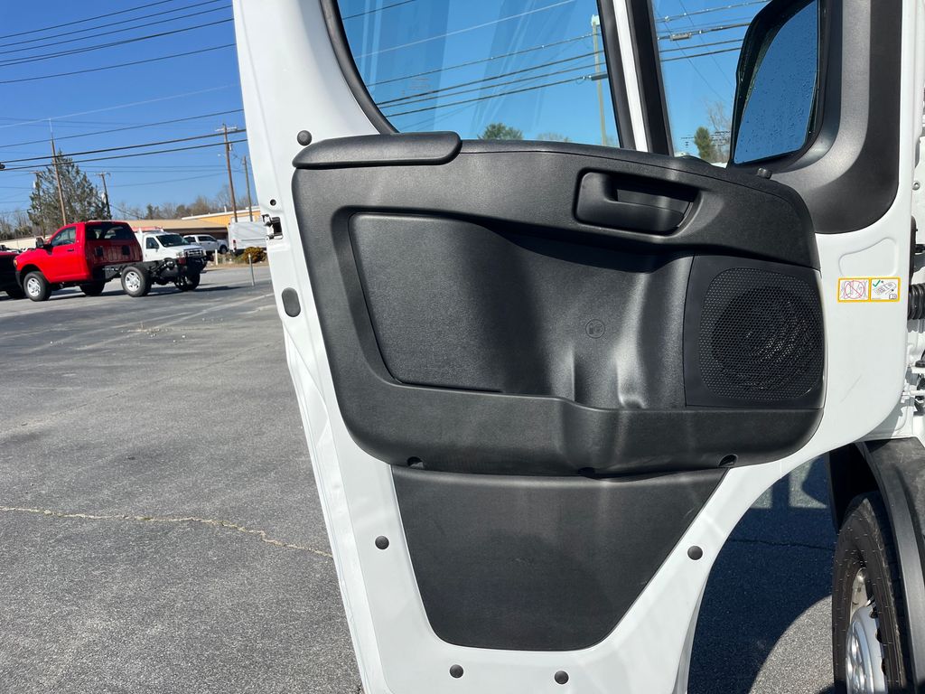 Vehicle image 22 of 40
