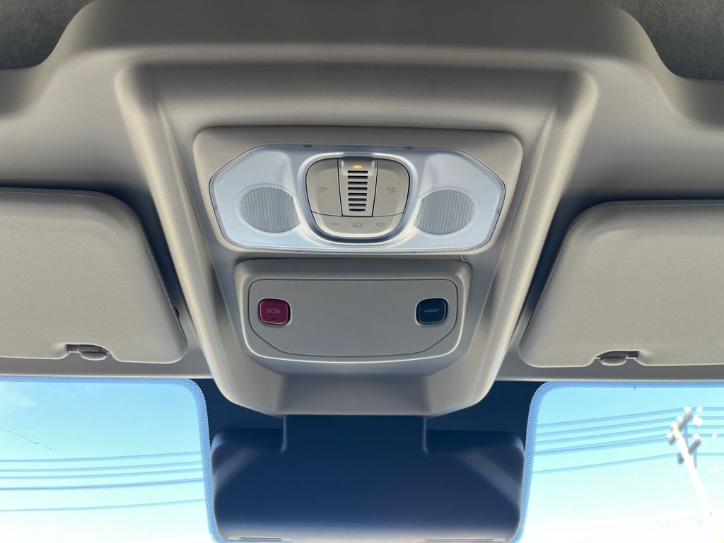 Vehicle image 32 of 36