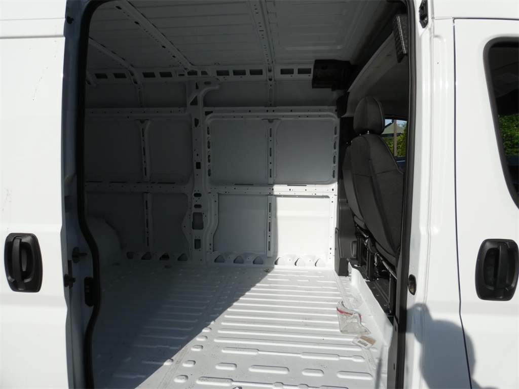 Vehicle image 27 of 29