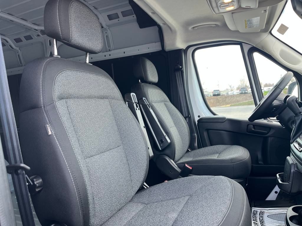 Vehicle image 16 of 40