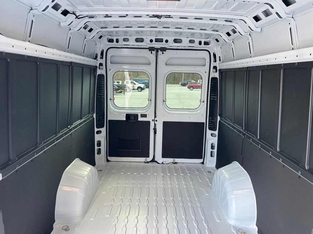 Vehicle image 21 of 40