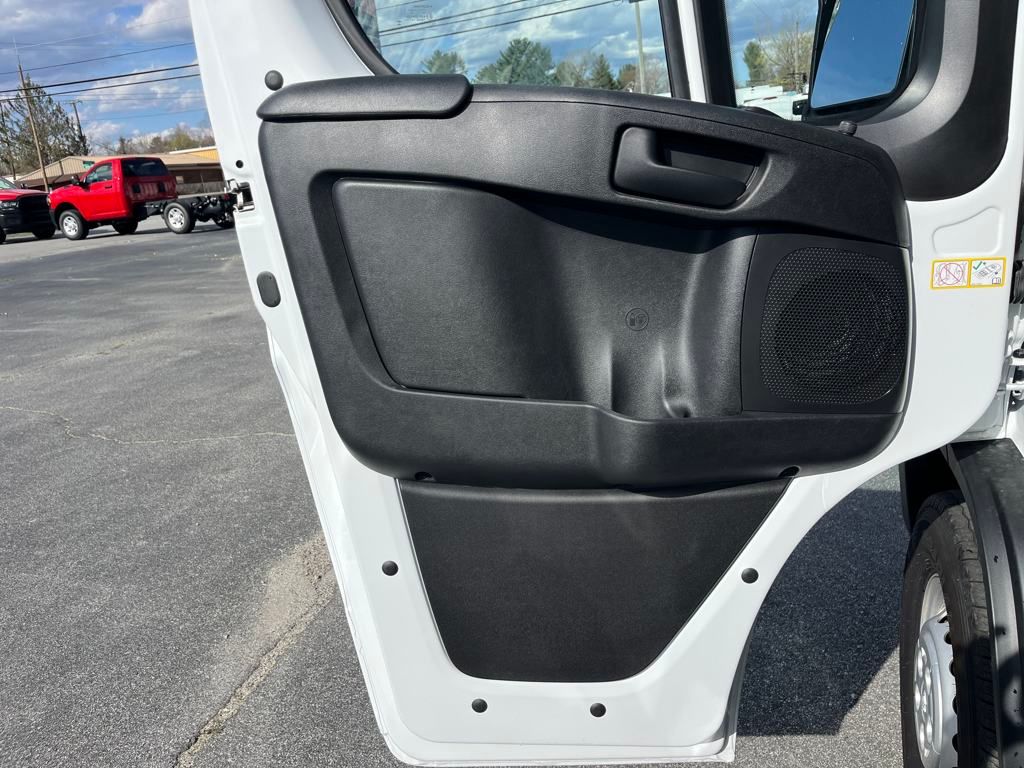 Vehicle image 25 of 40