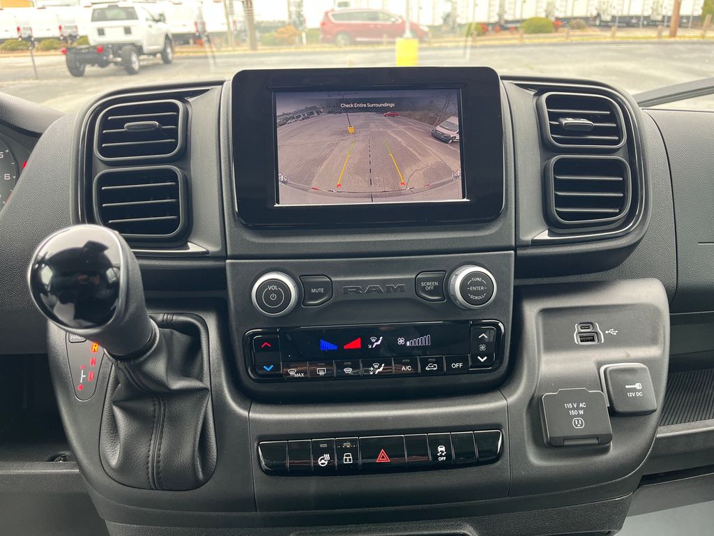 Vehicle image 33 of 41