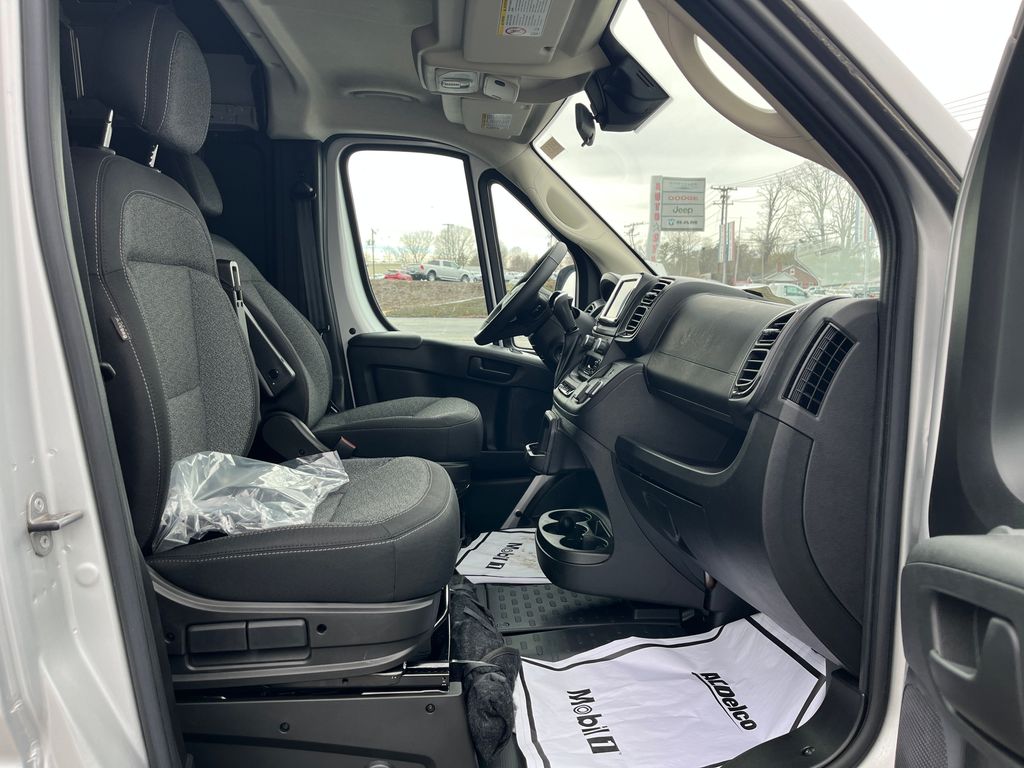 Vehicle image 17 of 41