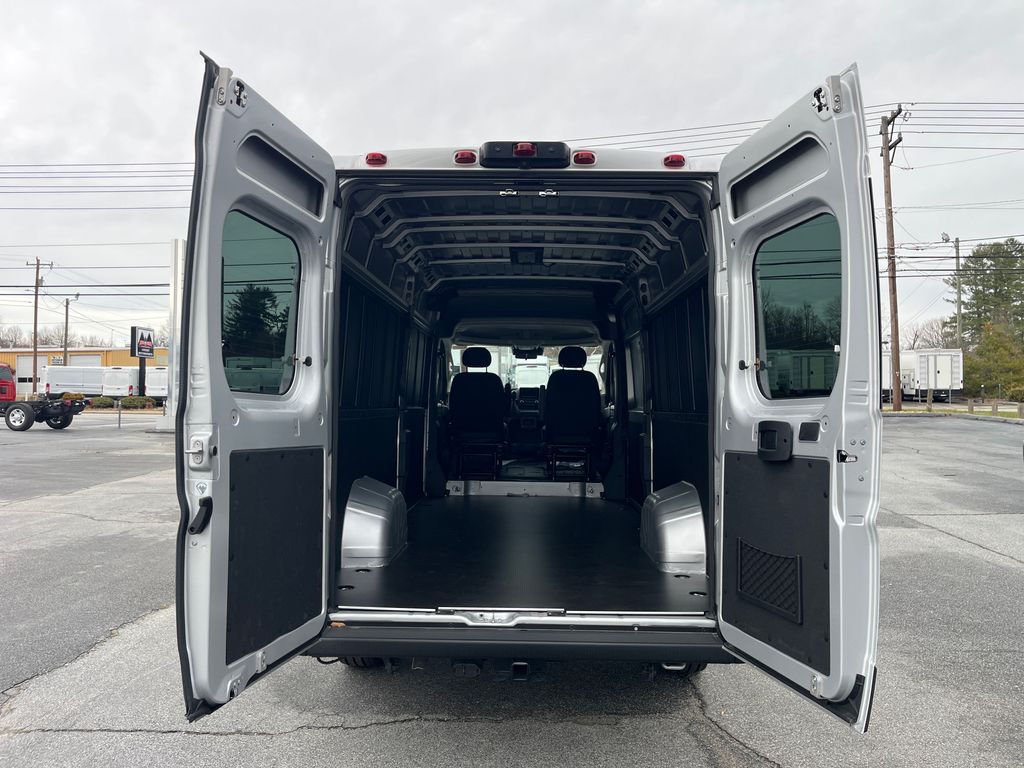 Vehicle image 21 of 41