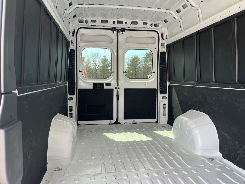 Vehicle image 21 of 42