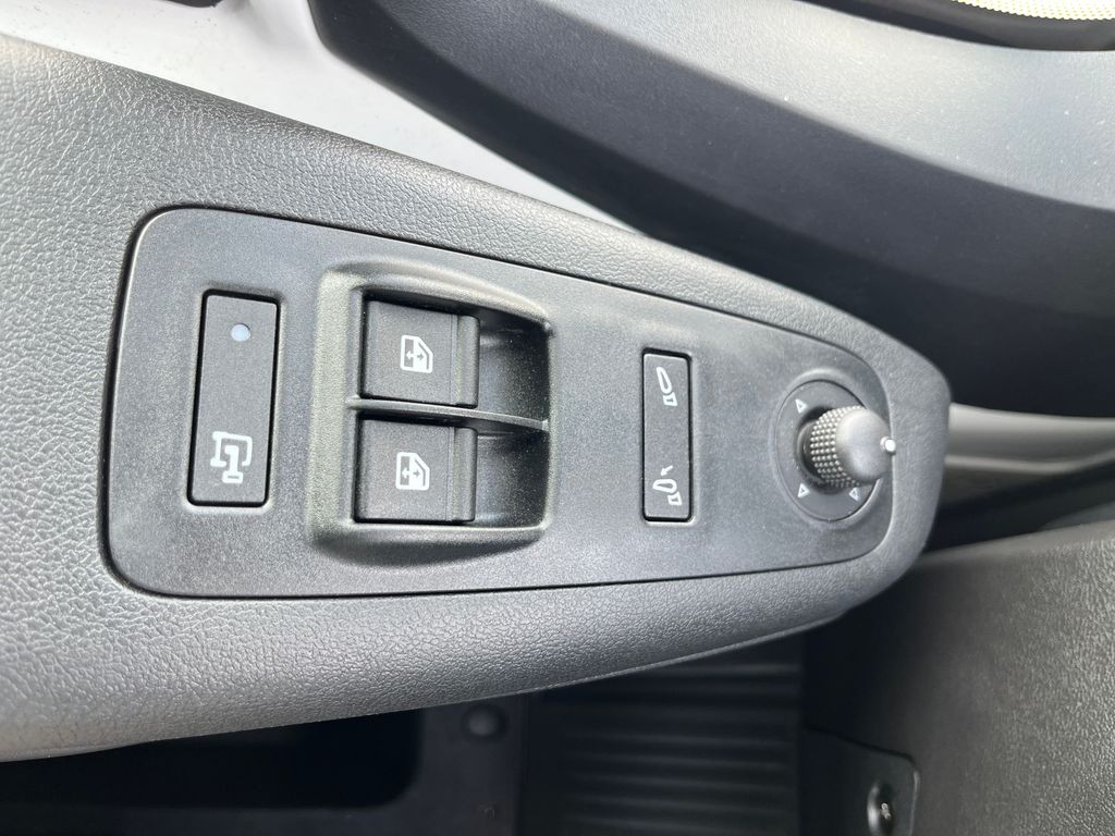 Vehicle image 28 of 42