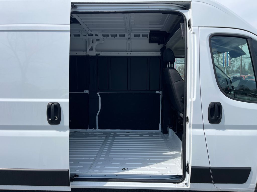 Vehicle image 20 of 42