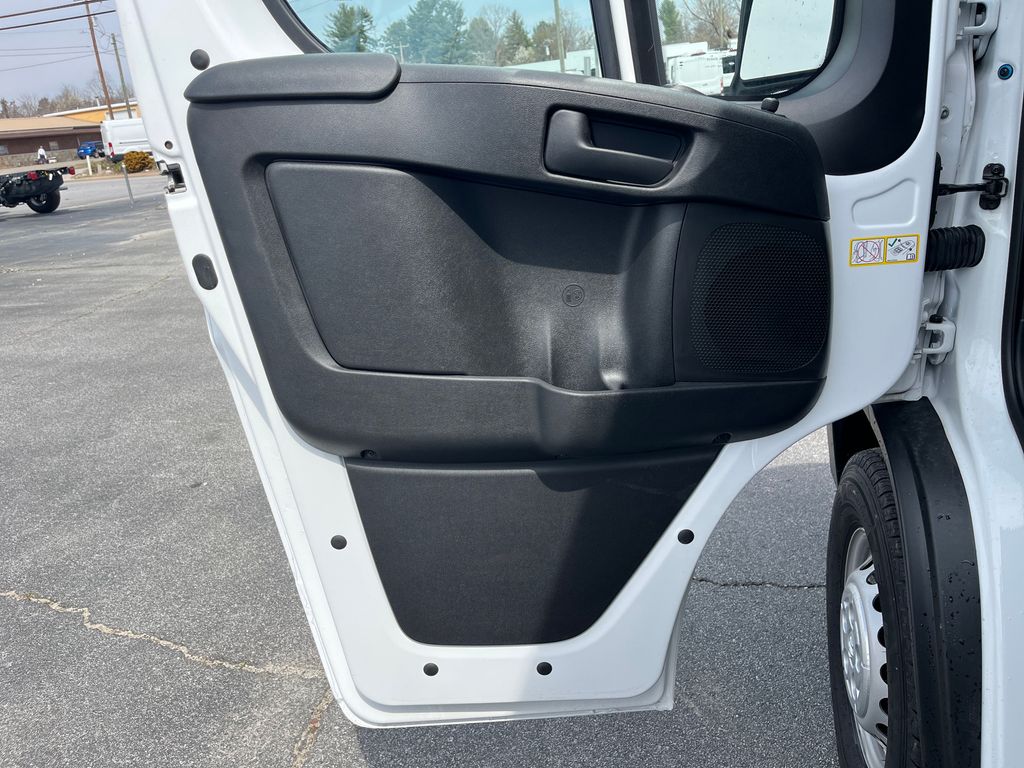 Vehicle image 27 of 42