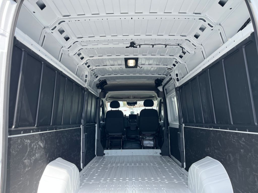 Vehicle image 25 of 42