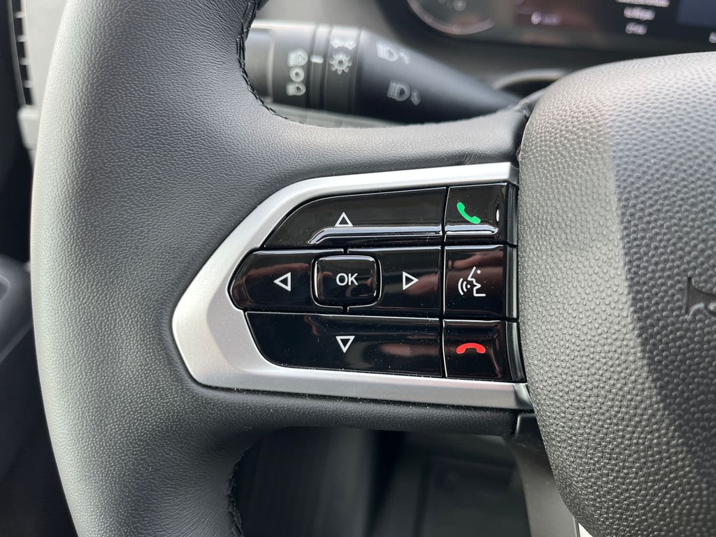 Vehicle image 32 of 42