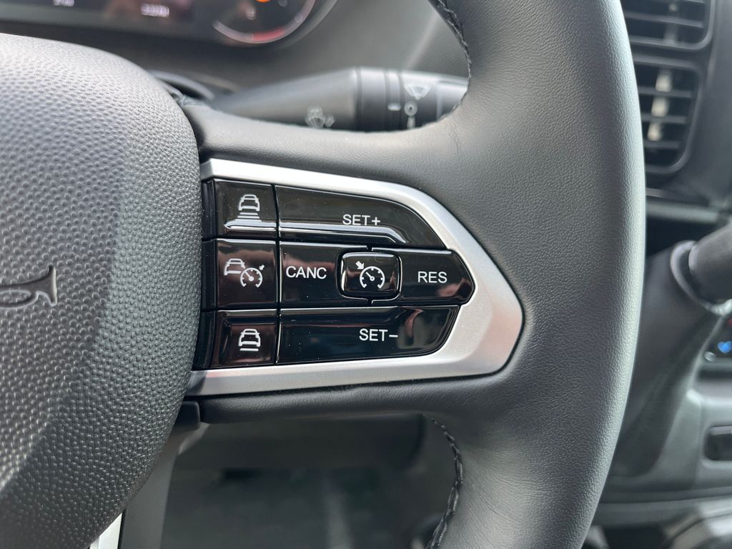 Vehicle image 31 of 42