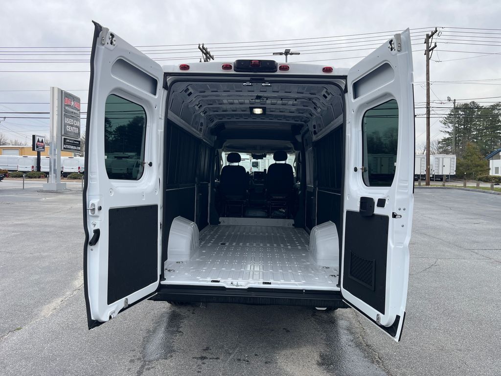 Vehicle image 21 of 39