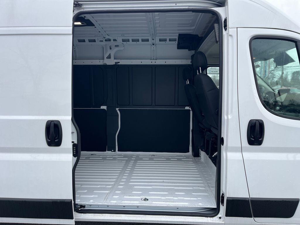 Vehicle image 18 of 39