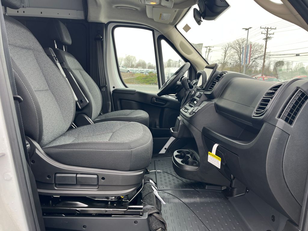 Vehicle image 16 of 39