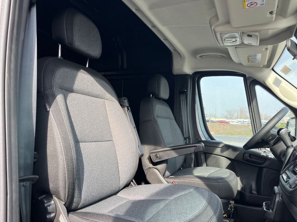 Vehicle image 16 of 40