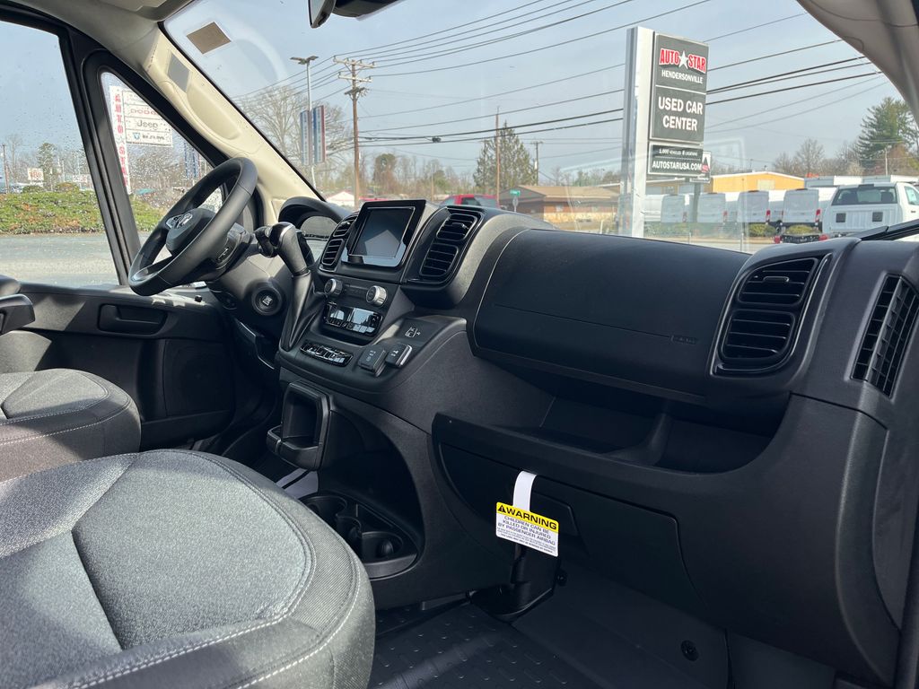 Vehicle image 14 of 40