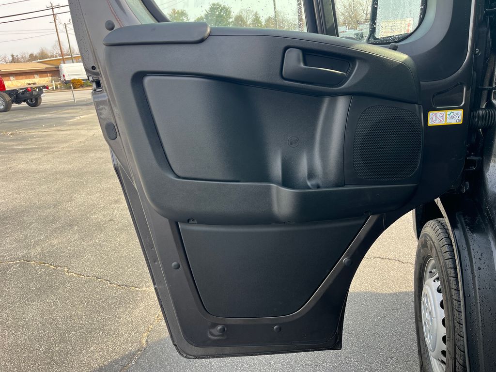 Vehicle image 25 of 40
