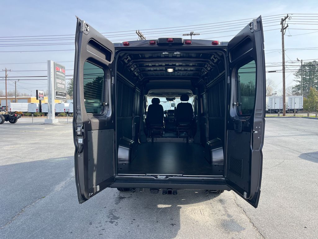 Vehicle image 21 of 40