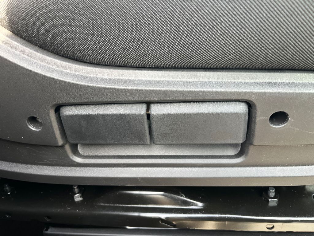 Vehicle image 17 of 40