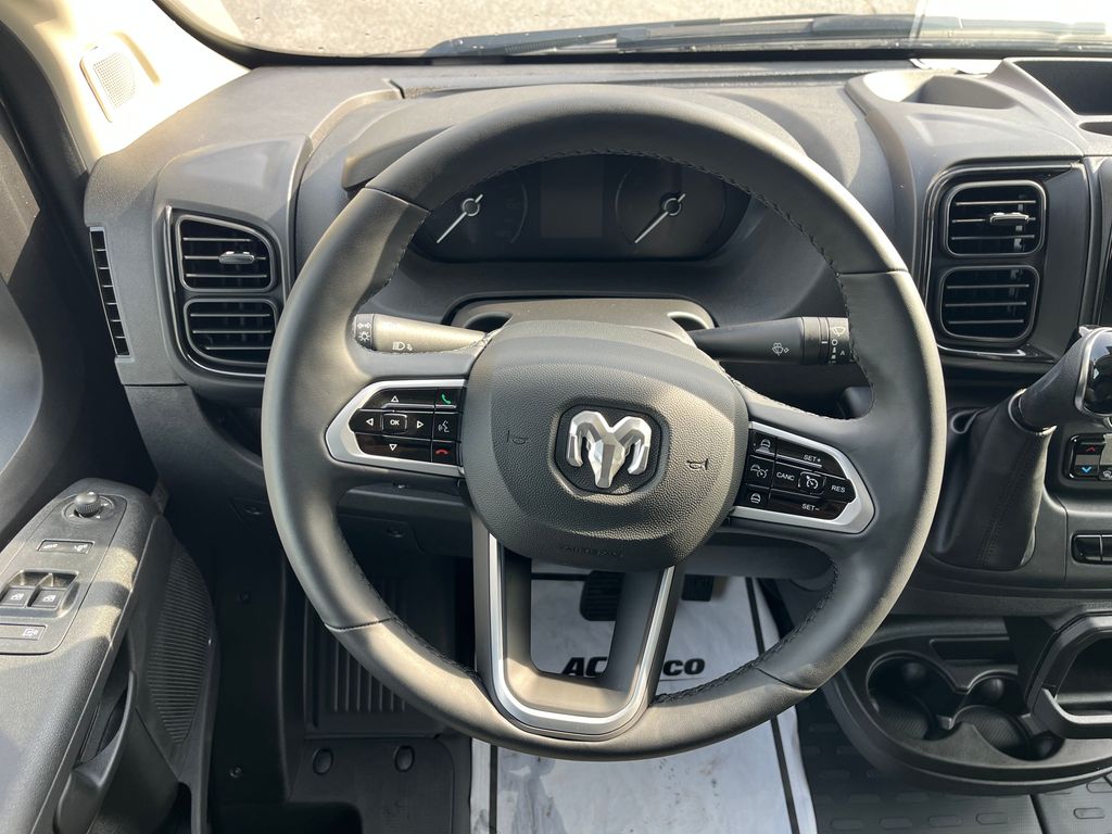 Vehicle image 28 of 40