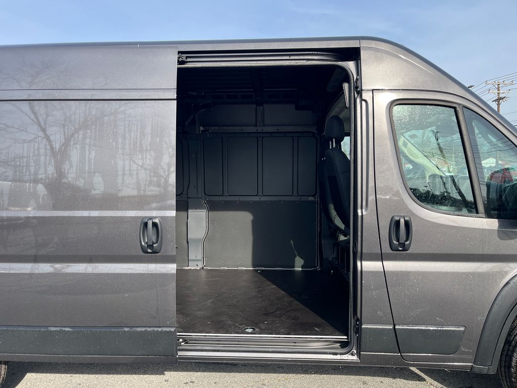 Vehicle image 18 of 40