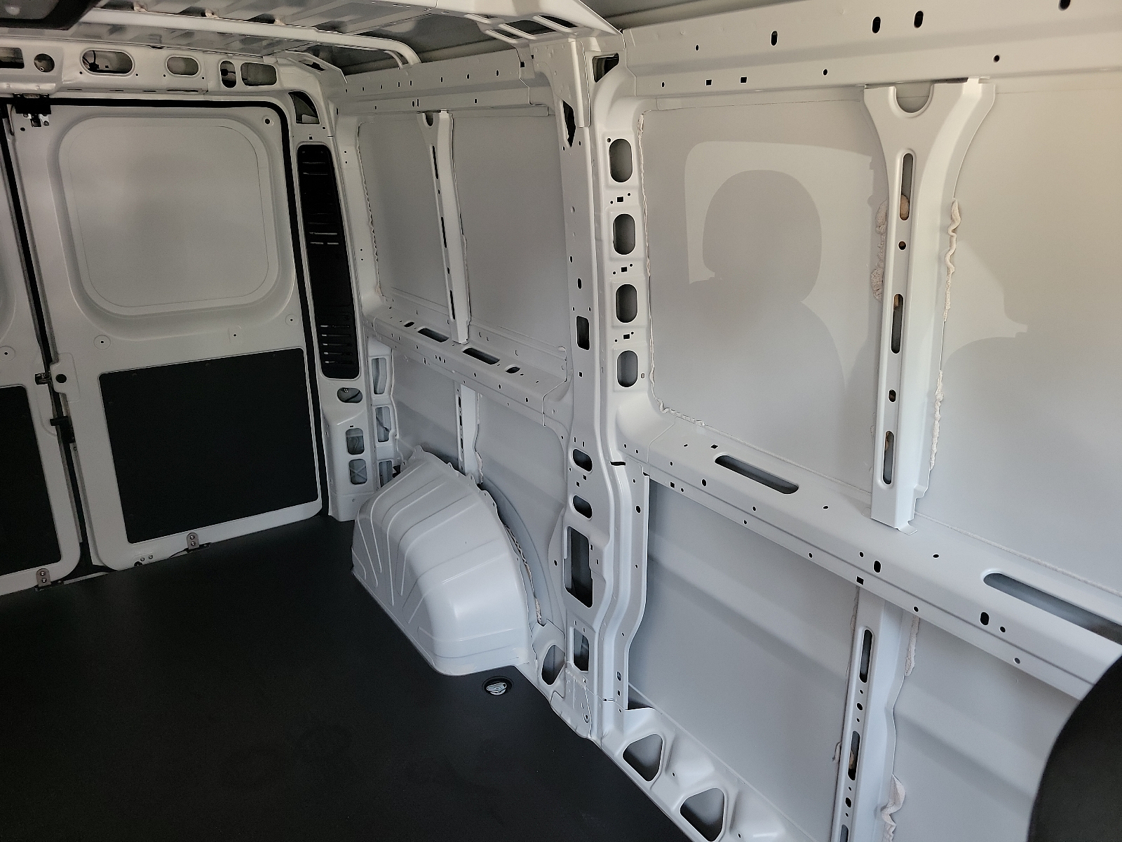 Vehicle image 14 of 21