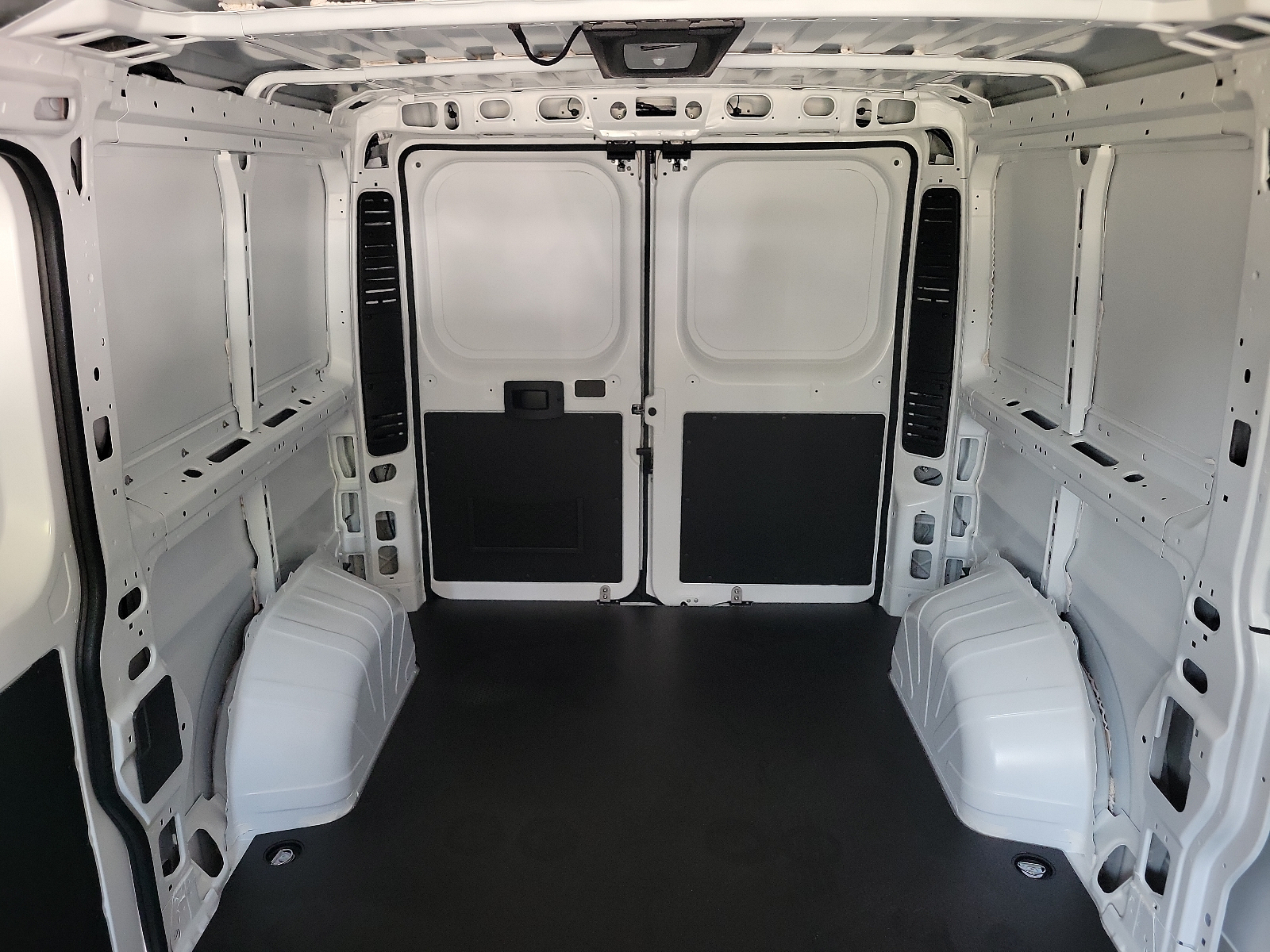 Vehicle image 13 of 21