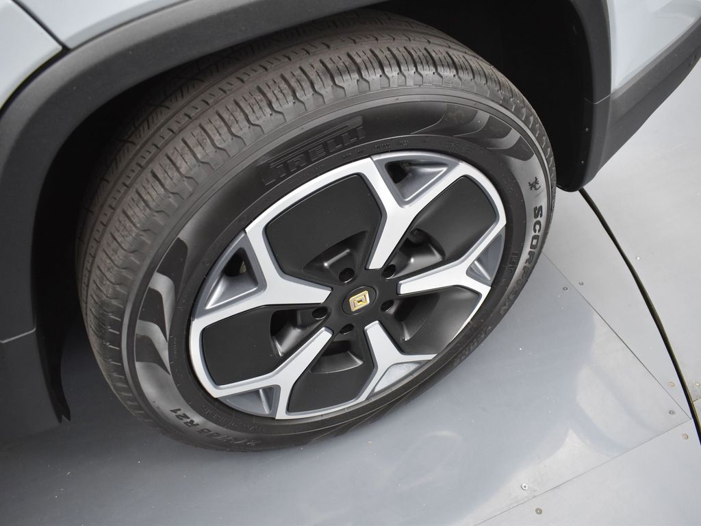 2024 Rivian R1T Adventure Image 18 of 40