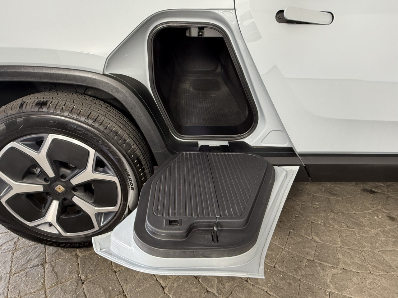 2024 Rivian R1T Adventure Image 7 of 21