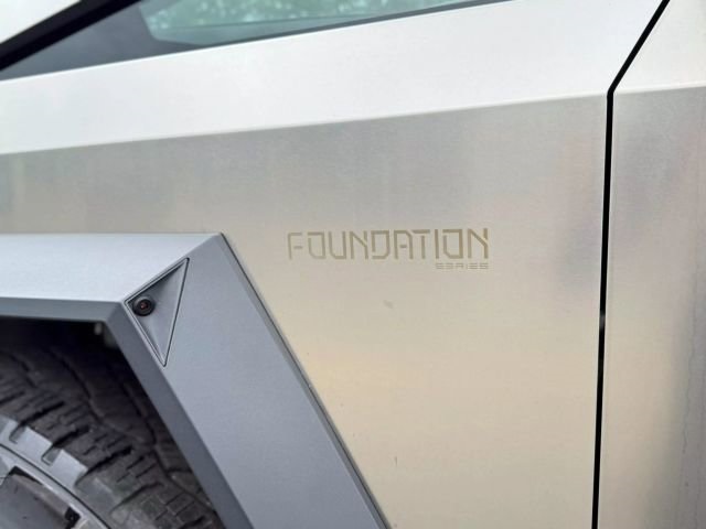Vehicle image 26 of 32