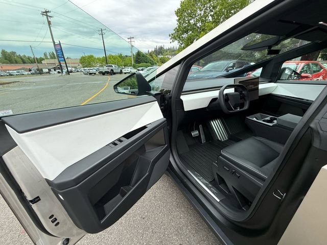 Vehicle image 17 of 32
