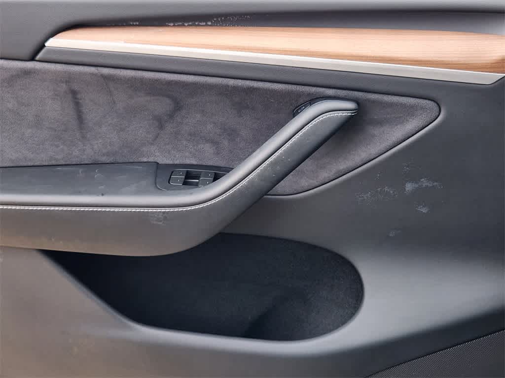 Vehicle image 23 of 33