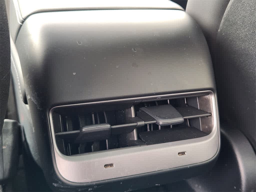 Vehicle image 25 of 33