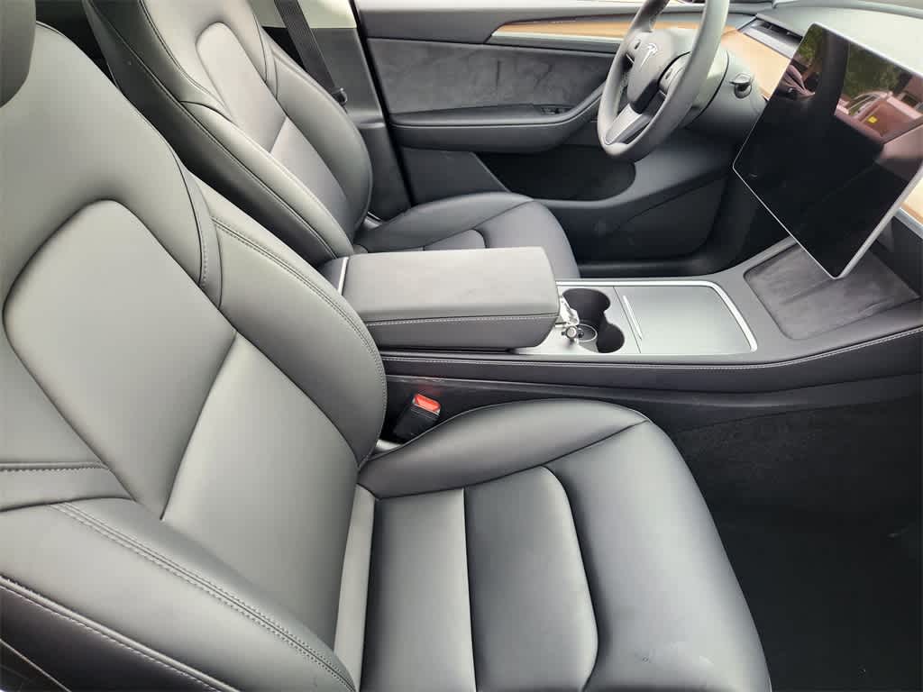 Vehicle image 10 of 33