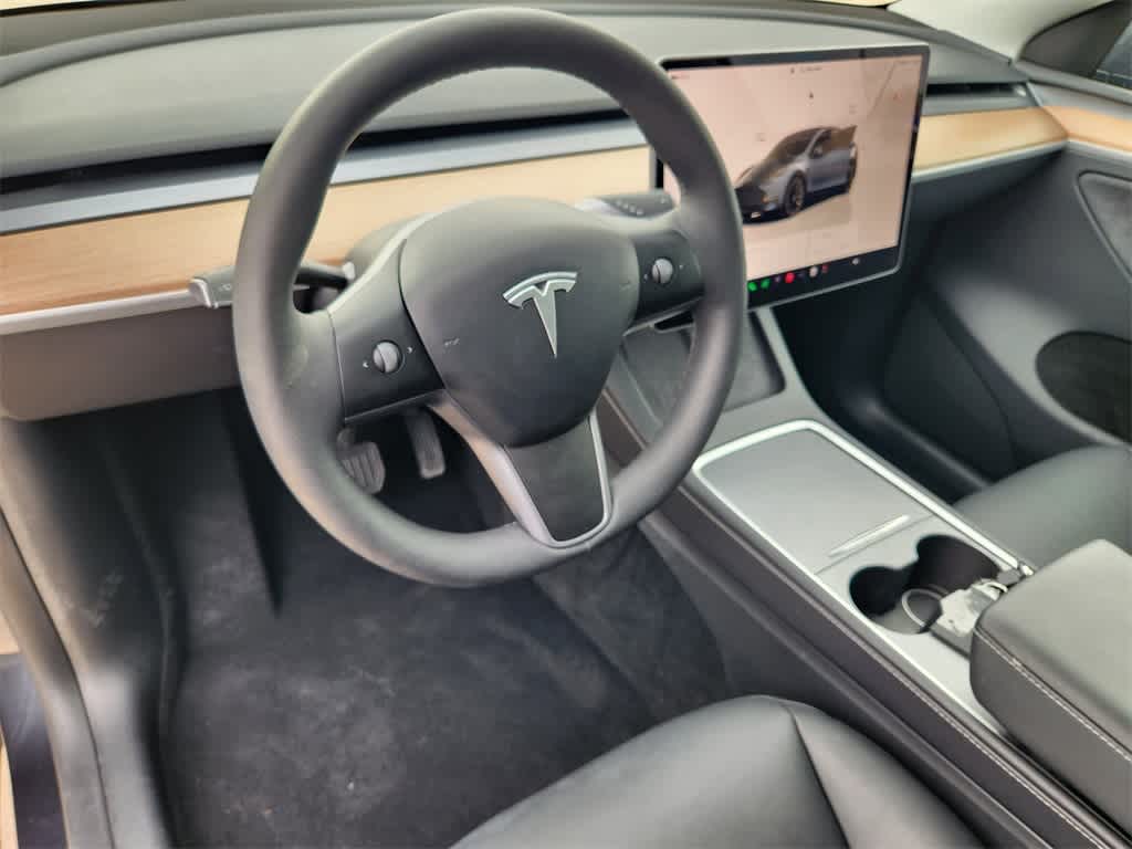 Vehicle image 17 of 33