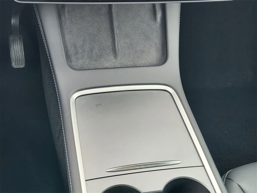 Vehicle image 21 of 33