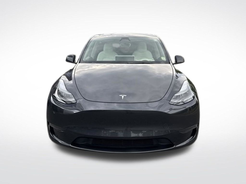 2024 Tesla Model Y Base Image 3 of 28