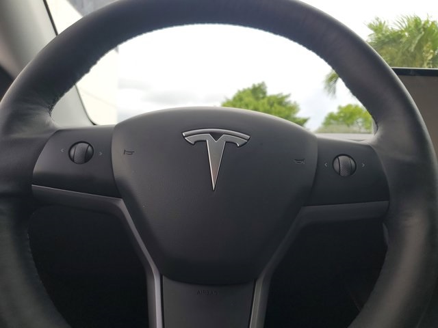 Vehicle image 21 of 28