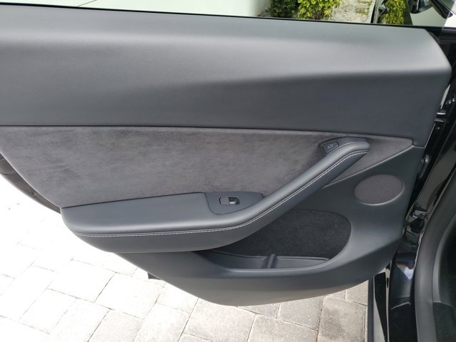Vehicle image 10 of 28
