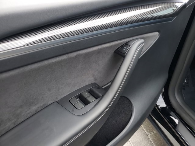 Vehicle image 17 of 28