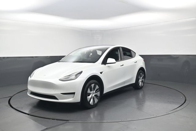 2024 Tesla Model Y Base Image 1 of 40