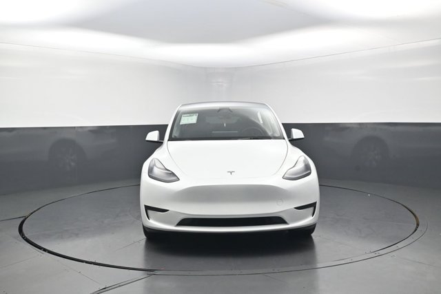 2024 Tesla Model Y Base Image 3 of 40