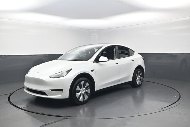 2024 Tesla Model Y Base Image 2 of 40